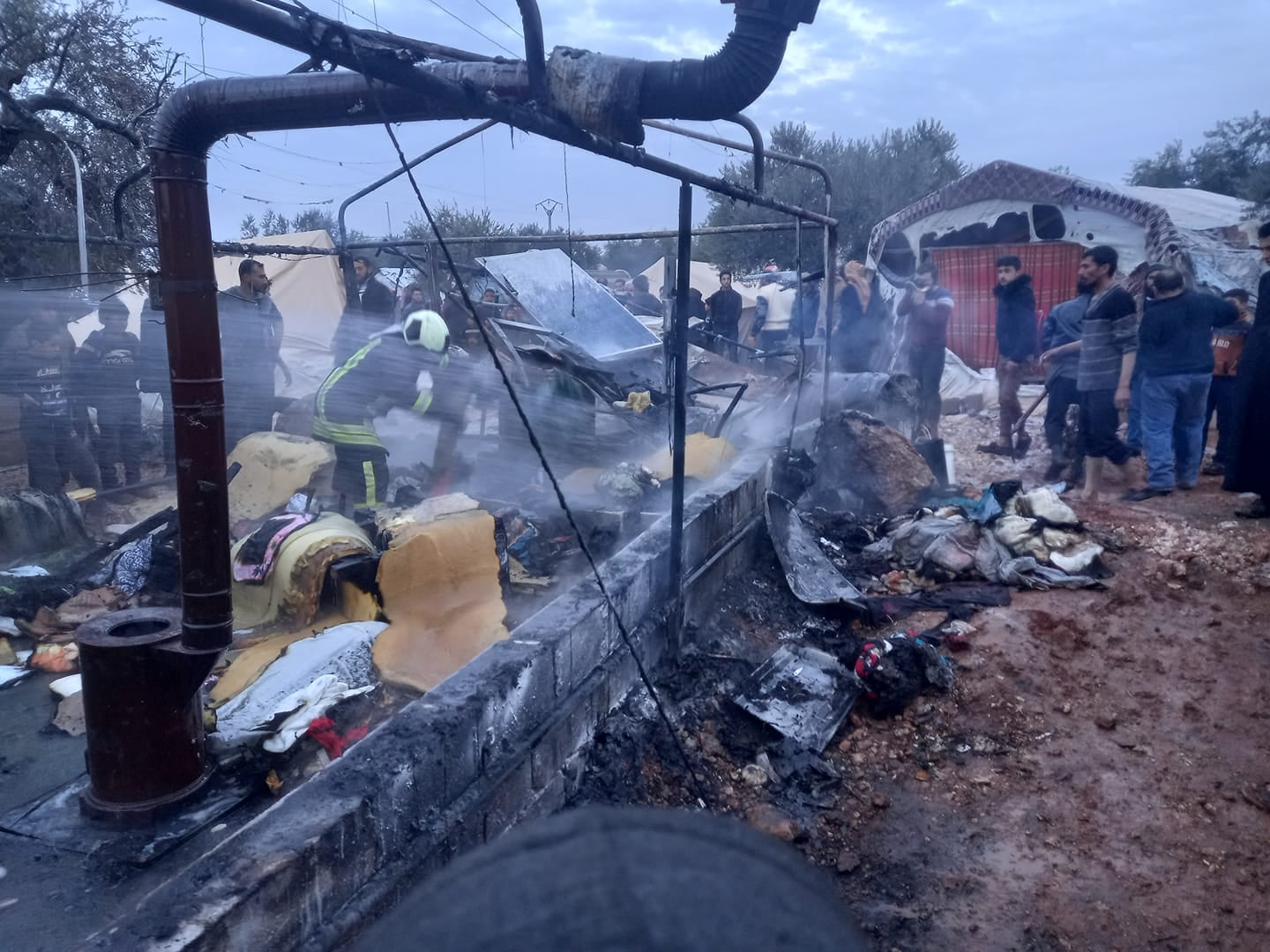 اندلاع حريق في مخيم للنازحين شمال إدلب في 12-1-2022